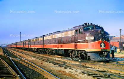 Illinois Central E9A, IC 2037, 1950s, trainset, F-Unit