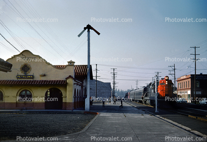 X5330, Petaluma Train Station, Depot, building, Southern Pacific, railcars, cars, 1950s