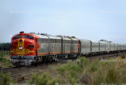 Santa-Fe Chief 30, railcars, warbonnet, ATSF, F-unit, Streamliner, EMD F7