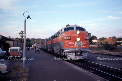 8040, FP7, California Zephyr, Train Station Platform, cars, Western Pacific, June 1967, 1960s