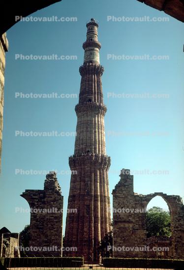 Qutab Minar Iron Pillar, 238 feet high, 379 steps, built in 1388, near New Delhi, 1950s