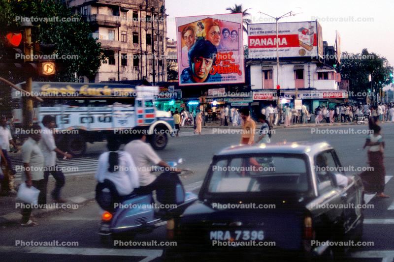 Cars, City Street Scene, Intersection, crowded, vespa, Mumbai