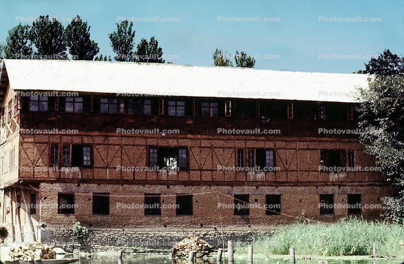 Kashmir, Building