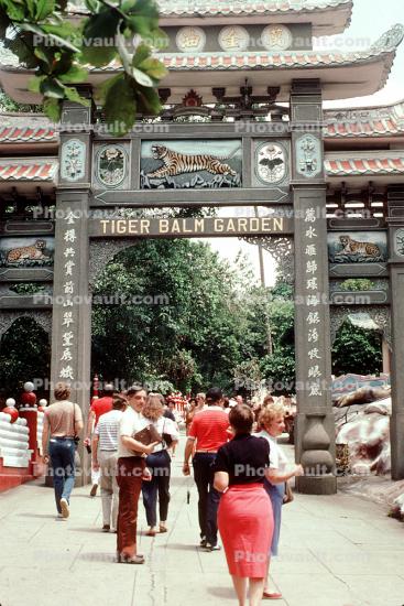 Tiger Balm Garden, Torii Gate, people
