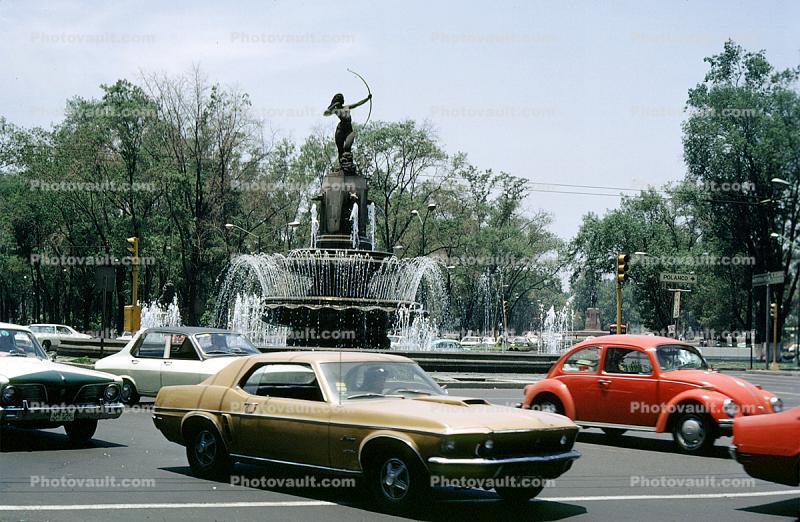 Fountain of Diana, Chapultepec Park, Water Fountain, aquatics, Statue, Monument, Landmark, Ford Mustang, Volkswagen, building, Cars, automobile, vehicles, April 1974, 1970s