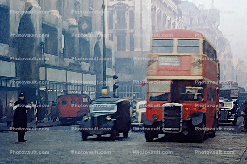 1940s downtown London, Selfridge Department Store, Oxford Street, Doubledecker Bus