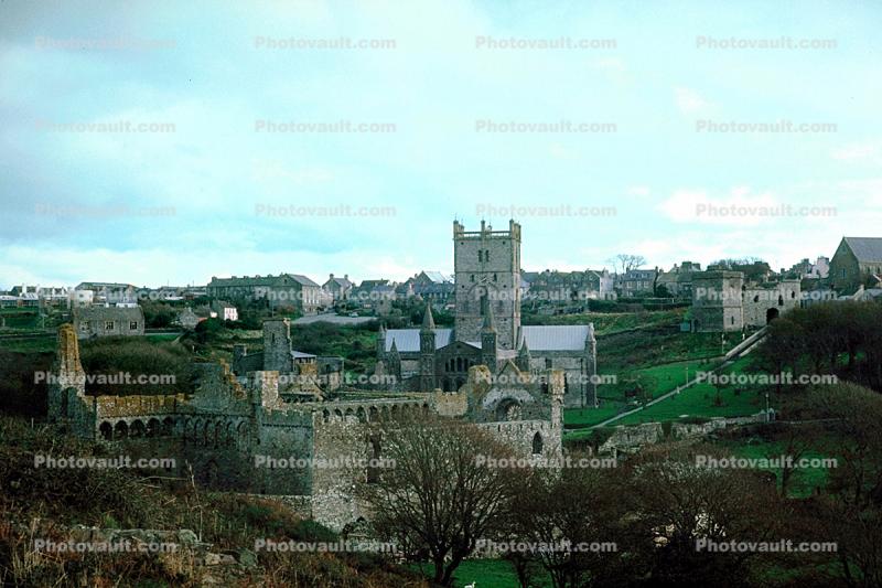 building, castle, Bishops Palace, ruins, Saint Davids, Wales, 1950s