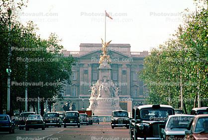 Queen Victoria Memorial, London, Taxi Cabs, Buckingham Palace