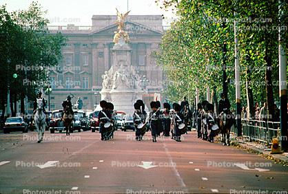 Queen Victoria Memorial, London, Guards, Buckingham Palace