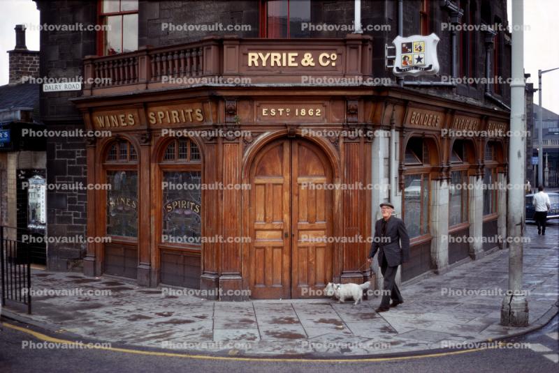Ryrie's Bar, Ryrie & Co., Edinburgh, Man walking his dog, sidewalk, curb, doorway, windows, Scotland