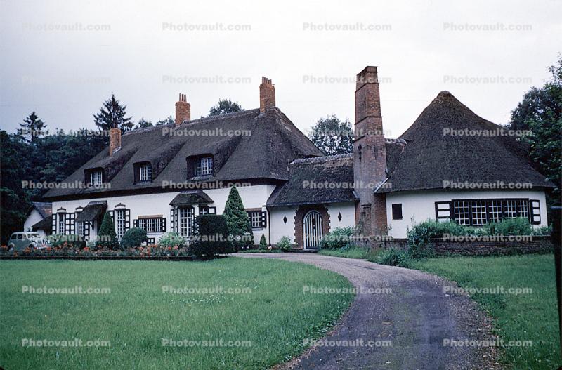Classic Cottage, Dirt Road, Driveway, lawn, England, unpaved
