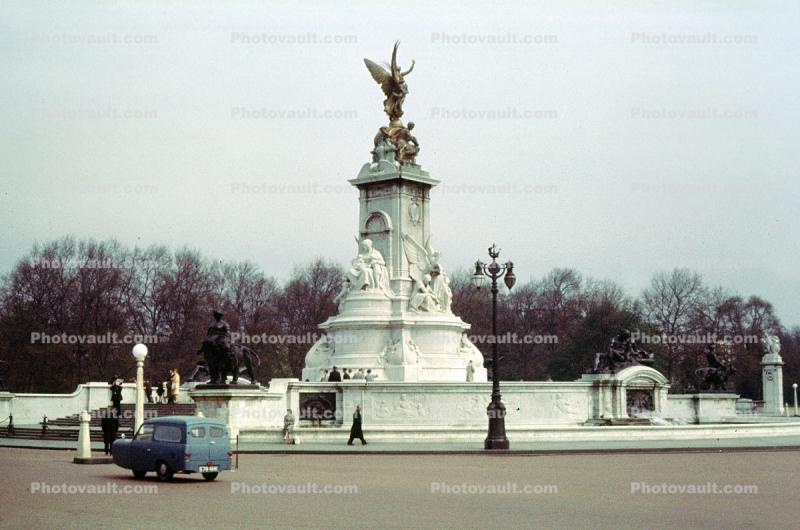Golden Angel Statue, Queen Victoria Monument, Buckingham Palace, car