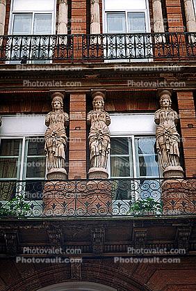 Statues, balcony