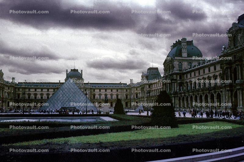 Louvre, Pyramid