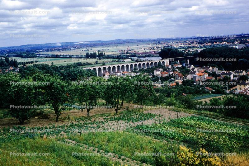Aqueduct, village