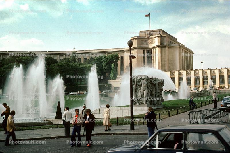 Water fountain, Statue, Chateau, September 1971