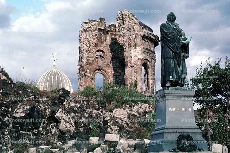 sculpture, statue, statuary, fire bombing, revenge, ruin, Frauenkirche Church, Dresden