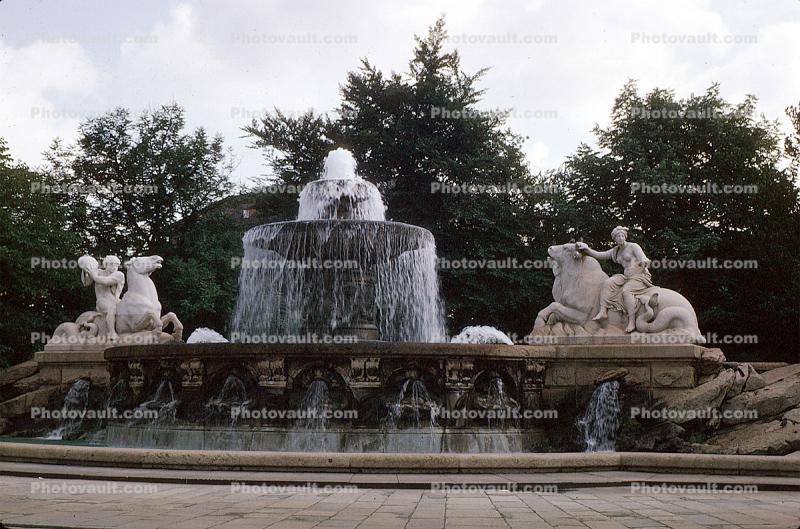 Munich, Water Fountain, aquatics, Horse Statues