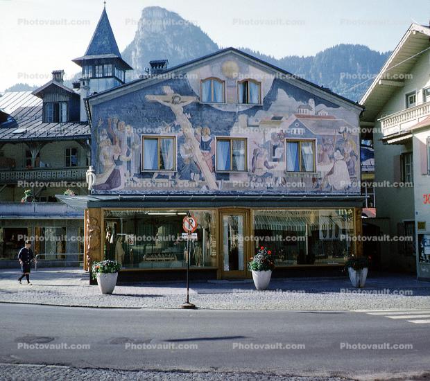 Home, House, Painting, Fairytale, Christ, Cross, Crucifix, L?ftlmalerei, Oberammergau, Bavaria, Garmisch-Partenkirchen, Wall Art, Luftlmalerei, wall-painting, September 1970
