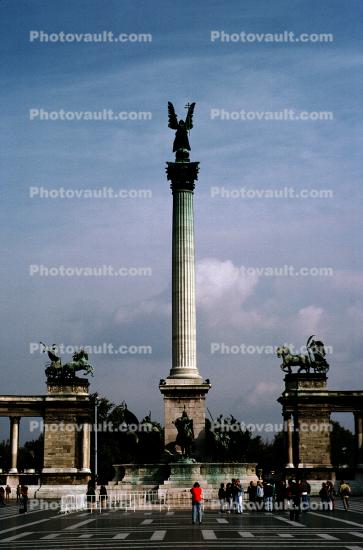 Horse Statues, Biga, Soldiers, Chariot, Heroe's square, Hos?k tere, Millennium Memorial, statue complex, colonnades, famous landmark, Budapest