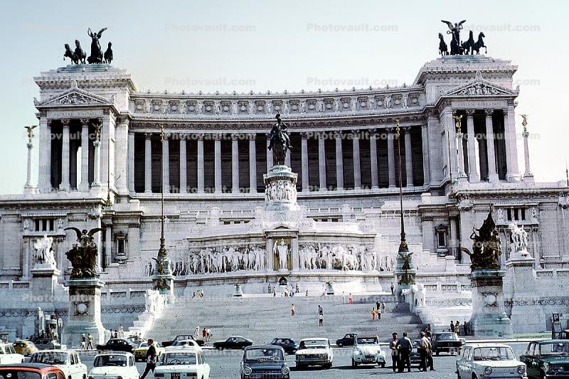 Vittoriano, Monument constructed to honour King Vittorio Emanuele 2, The Monument of Victor Emmanuel II, famous landmark