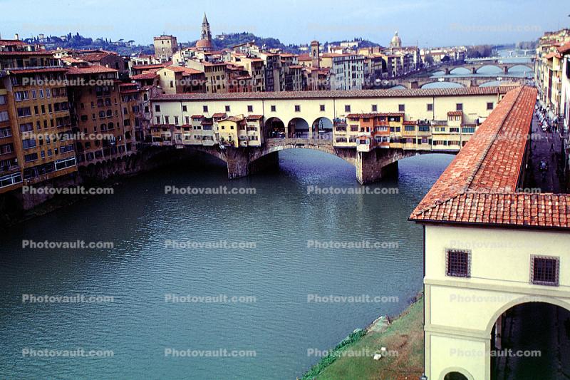 Ponte Vecchio and the Vasarian corridor, Ponte Veccio Bridge, Arno River, Florence, landmark