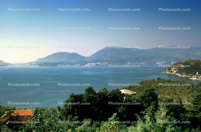 lake, lakeside, waterside, village, hills, forest, near Naples