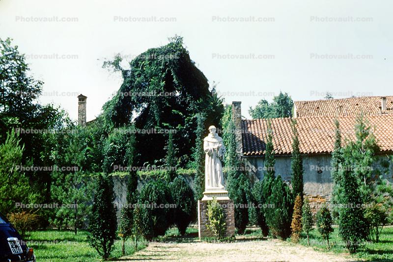 Ivy, statue, friar, building, Padua, June 1961