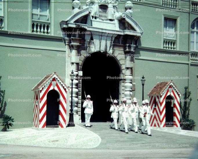 Entrance, ornate, soldiers, guards, entryway, arch, guardhouse, hut, opulant