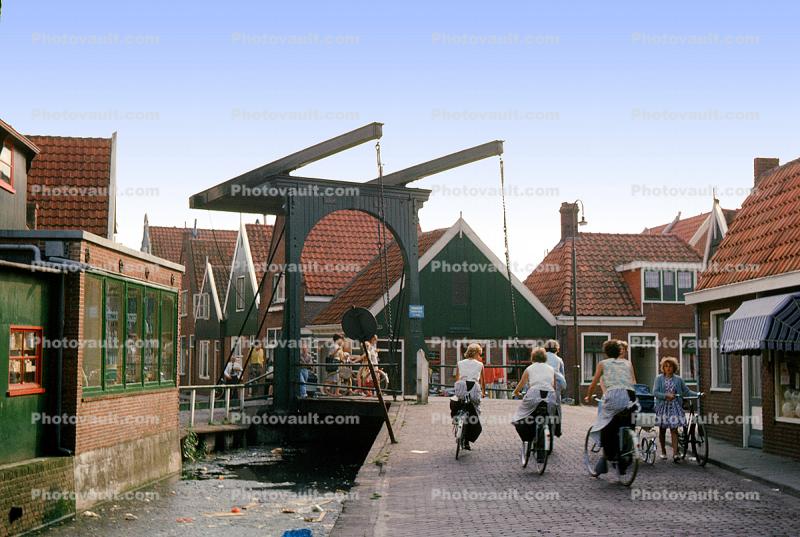 Canal, Brick Road, Roadway, Drawbridge, Bicycles, Volendam