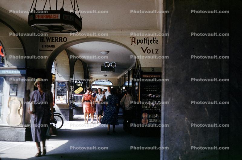 Woman Shopper, Arch, archway, building, street, Groningen, September 1959, 1950s