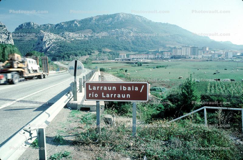 Rio Laurraun, Larraun Ibala, bridge, hills, moutain, cityscape