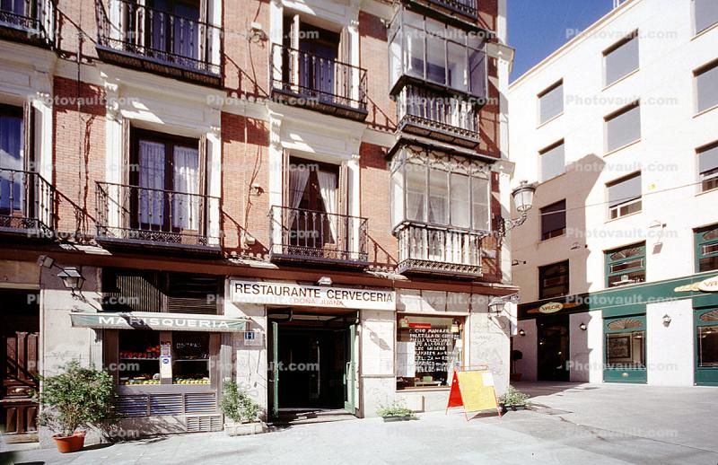 Restaurante Ceveceria, building, shops, balcony
