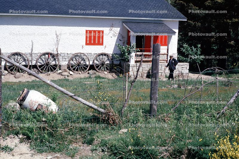 farm house, cartwheel, wagonwheel
