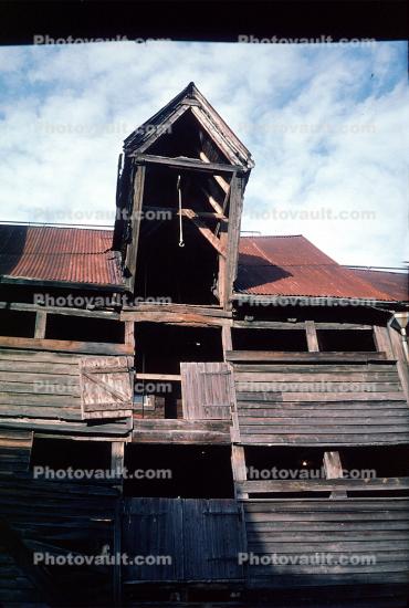 dilapidated wooden barn, Bergen