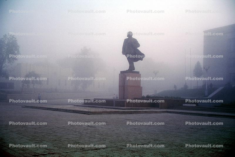Statue, Lenin, 12 September 1992