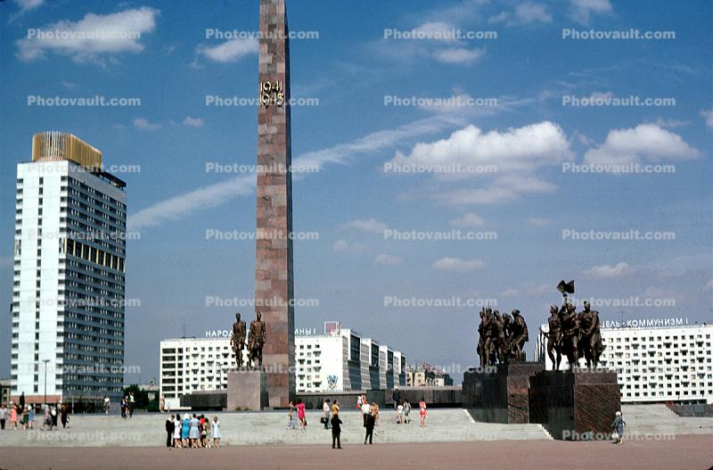 Obelisk, statues, buildings