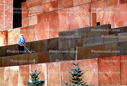Lenins Tomb, Red-Square, woman cleaning