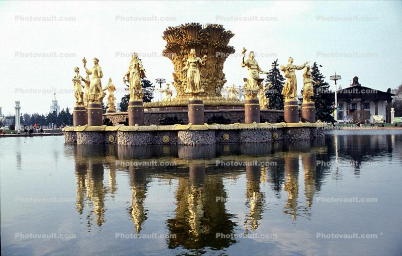Peoples Friendship Fountain, Young Maidens sculptures, gilded, Moscow, Russia