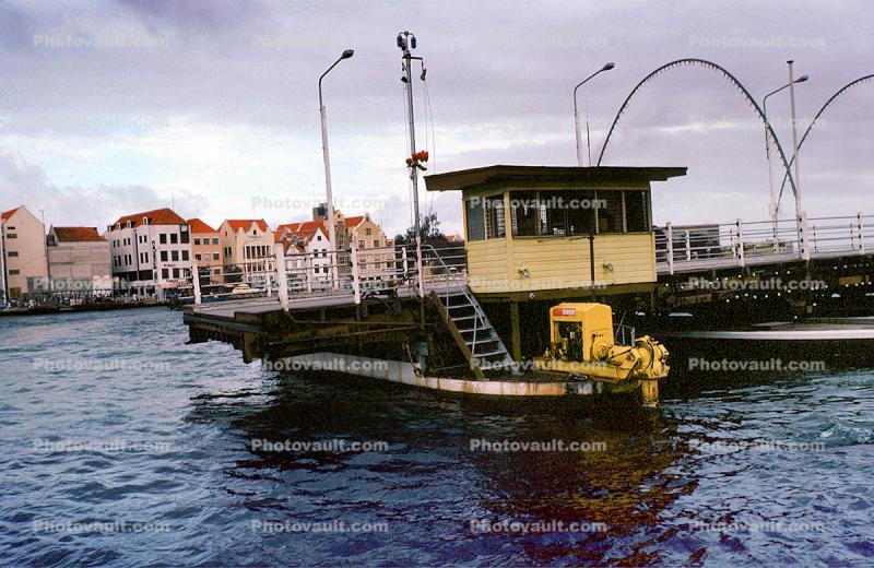 de Pontjesbrug, Pontoon Bridge Closing, floating, Willemstad, Curacao