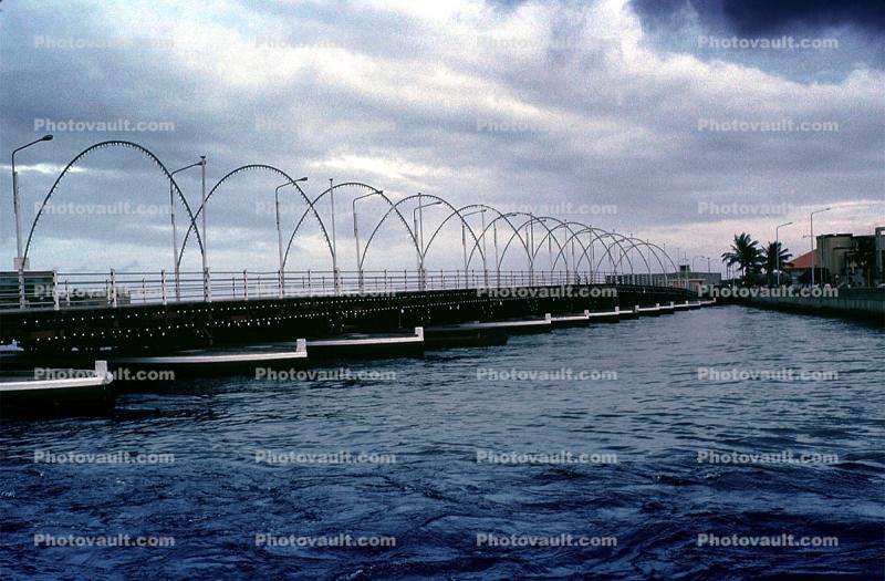 Pontoon Bridge Closing, de Pontjesbrug, floating, Willemstad, Curacao