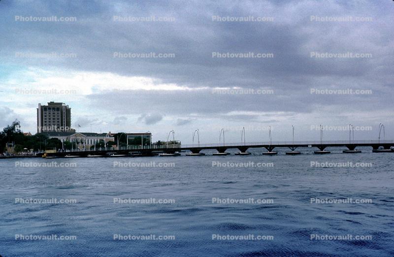 de Pontjesbrug, Pontoon Bridge, floating, Willemstad, Curacao
