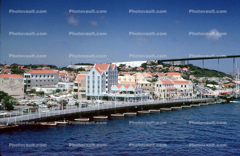 Floating Bridge, de Pontjesbrug, Waterfront, building skyline, Willemstad, Curacao