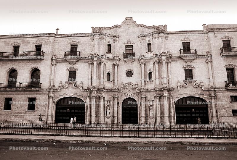 Tacon, Old Havana building, sidewalk
