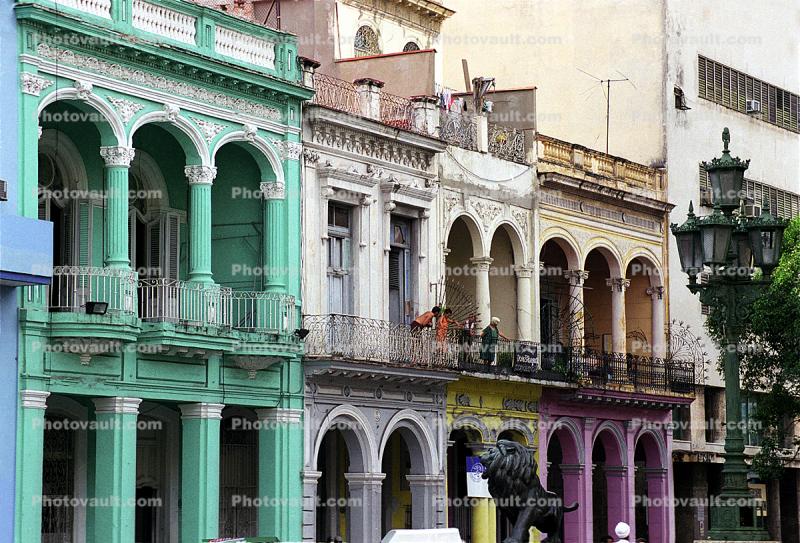 Old Havana building, sidewalk