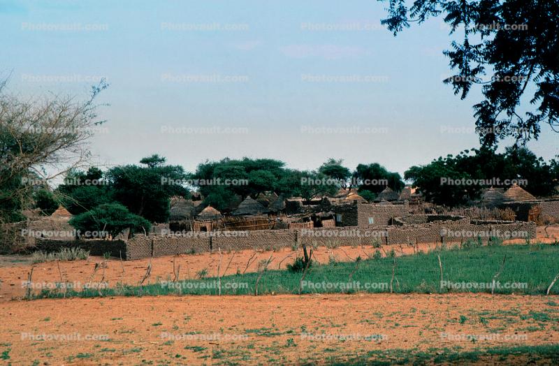 village, wall, farm field, desert, buildings, Diomga, Province de l? Oudalan, Sahel desert