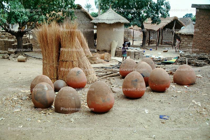 jugs, round houses, thatched roofs, Town, City, Bobo-Dioulasso, Houet Province, Sod