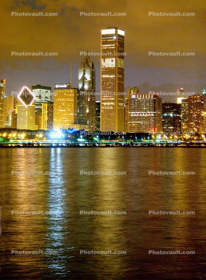 Aon Center and Chicago skyline at Night