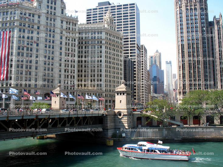 Tour Boat, Chicago River, Michigan Avenue Bridge, tourboat