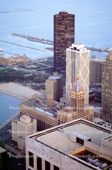 Lake Point Tower, built 1968, skyscraper, high-rise residential building, 1960s